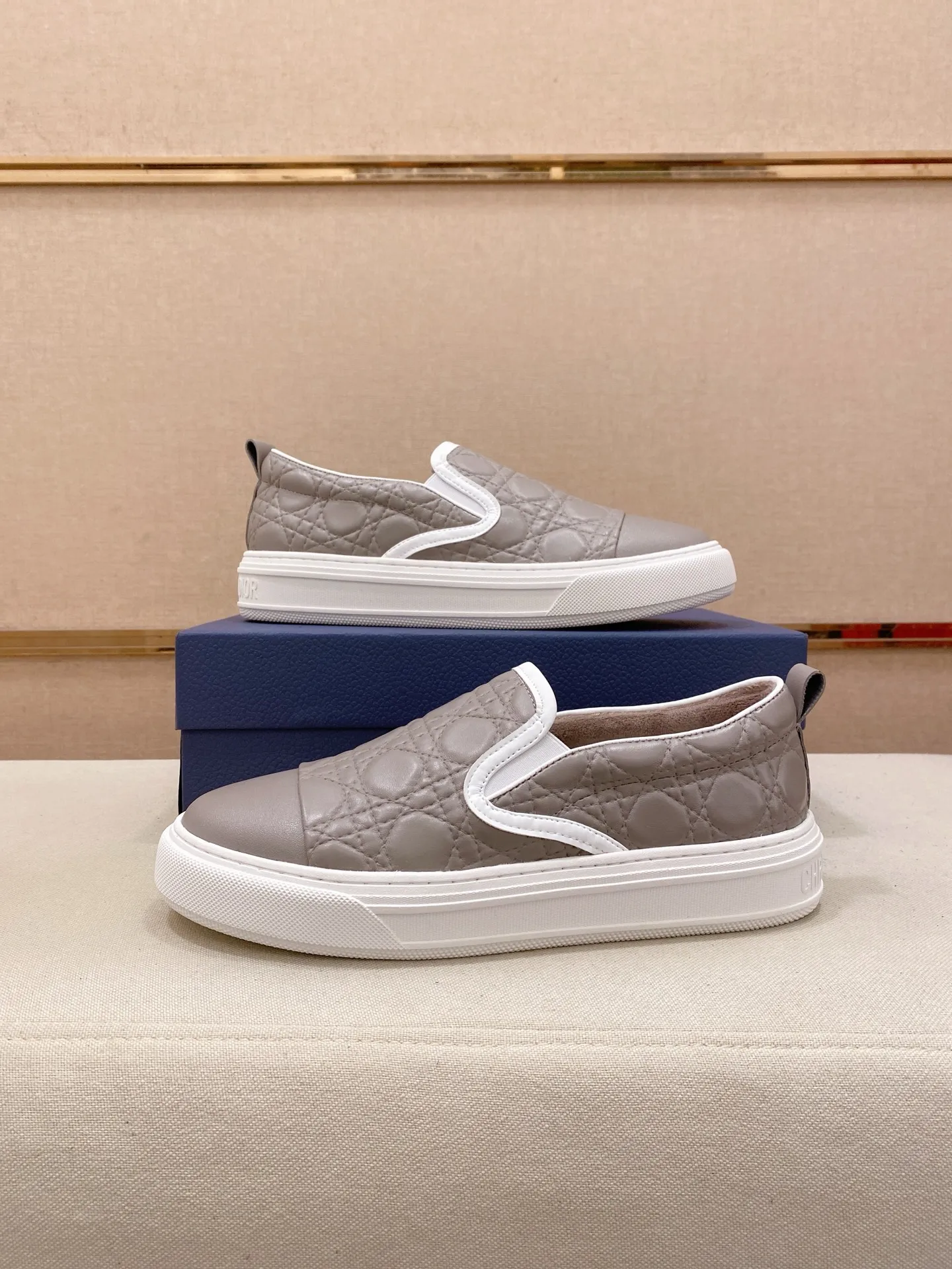 Factory price: 380💰 (leather lining * velvet lining optional) [Dior·Dio*] new casual sports style men's shoes, brand new design, perfect workmanship, slip-on lazy style to create cabinet quality, upper: imported first-layer cowhide, sheepskin lining is soft and comfortable, ultra-light rubber wear-resistant outsole, simple, versatile men's shoes, size: 39-44. Can be customized.45.46.47